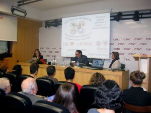 De izquierda a derecha: Maria Vallet-Regí, Bernardo Herradón y Pilar Tigeras, Vicepresidenta Adjunta de Cultura Científica del CSIC, que destacó el papel del CSIC.