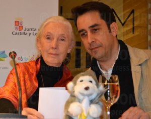 La primatóloga con el director ejecutivo del Instituto Goodall, Federico Bogdanowicz