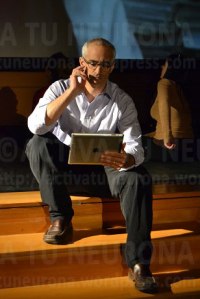 Miguel Alejandro Fernández. (director/actor), en un momento de la representación. Credit. Activtuneurona