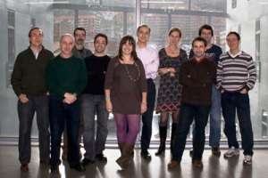 Agustín Sánchez-Lavega en el centro con camisa blanca y Ricardo Hueso a la derecha con jersey a rayas. El resto del equipo en enero de 2009, de derecha a izquierda: Enrique García-Melendo, José Félix Rojas, Jesús Arregui, Javier Peralta, Naiara Barrado-Izagirre, Teresa del Río Gaztelurrutia, Santiago Pérez-Hoyos y Jon Legarreta.