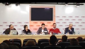 Los ponentes de la mesa redonda sobre ciencia y educación durante el turno de preguntas. Credit: Activatuneurona