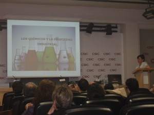 La doctora Sénida Cueto en un instante de la conferencia. Credit: Bernardo Herradón