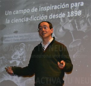 Ricardo Hueso al principio de su conferencia. Credit: Activatuneurona