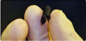 Una biobatería como la de la imagen permitirá miniaturizar los dispositivos implantables como los marcapasos todavía más. Está compuesta por nanotubos de carbono. Es resistente, flexible y puede funcionar con sangre o sudor. Credit: Bernardo Herradón/ACTIVATUNEURONA