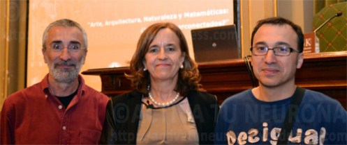 Encarnación Reyes flanqueada por los organizadores, Pedro Alegría (izquierda) y Raúl Ibáñez