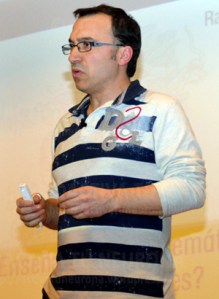 Raúl Ibáñez en un momento de la conferencia. Credit: ACTIVATUNEURONA