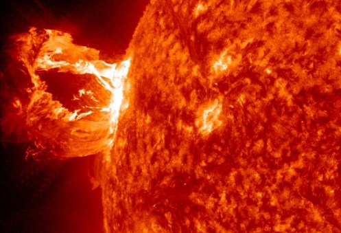 Espectacular explosión gigante en la corona solar. Credit: NASA