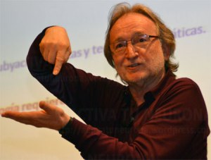El profesor Ferrán Hurtado durante la conferencia.Credit: Activatuneurona