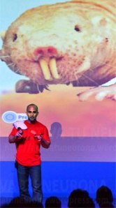 Antonio Osuna desarrollando su conferencia. Credit: Activatuneurona