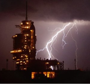 El Endeavour esperando al despegue en medio de la tormenta. credit: NASA