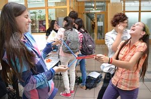 Alumnas divirtiéndose con las demostraciones. Credit: ACTIVATUNEURONA