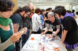 Marta Macho explicando las bandas de Möbius. Credit: ACTIVATUNEURONA