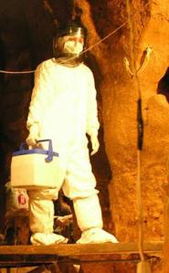 Una de las personas participantes en las excavaciones del Sidrón, con traje anticontaminación. Foto: CSIC