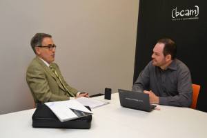 Jesús Sanz-Serna conversando con Javier San Martín en la sdede BCAM. Foto: Izaskun Lekuona