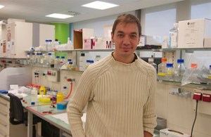 Oscar Millet en su laboratorio del CIC Biogune. FOTO: www.biobasque.org/aBBW/web/en/index.jsp