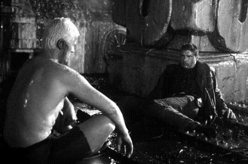 Rutger Hauer, como Roy Batty y Harrison Ford, como Rick Deckard, en Blade Runner.