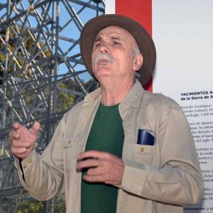 Eudald Carbonell recibe a los participantes en la Trinchera del Ferrocarril, entrada a los yacimientos de Atapuerca. Foto: © Izaskun Lekuona