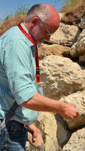 Martin Schmidt, presidente de EXARC practicando la construcción de bifaces de piedra. Foto: © Izaskun Lekuona