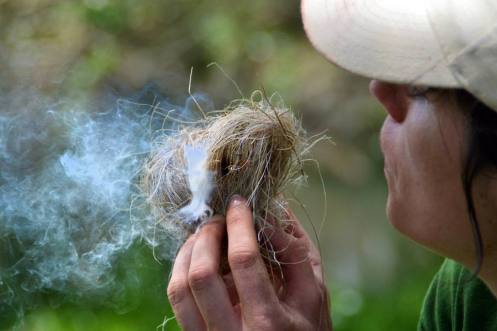 A punto de conseguir fuego con métodos tradicionales de frotado de madera. Foto: © Izaskun Lekuona