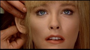 La actriz Pamela Gidley, interpreta al prototipo de mujer perfecta, en realidad un robot, en Cherry 2000.