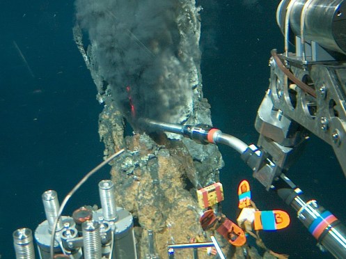 Sonda del Alvin tomando la temperatura de la fomarola negra. © Woods Hole Oceanographic Institution